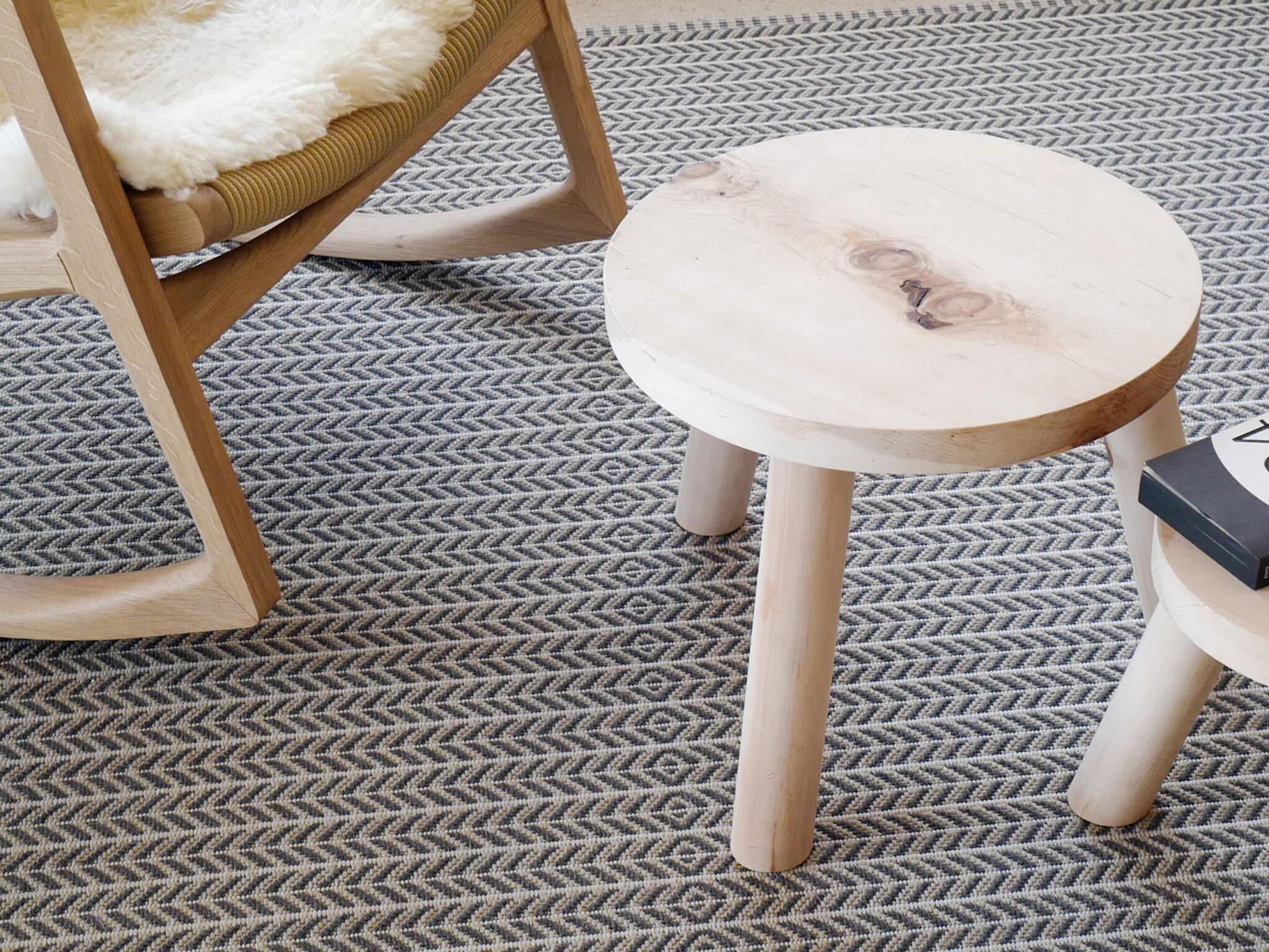 Arve-Beistelltisch-swissmade_1 Schweizer Geschenke Schweizer Produkte Arvenholz Beistelltisch daint swiss made Arvenmoebel