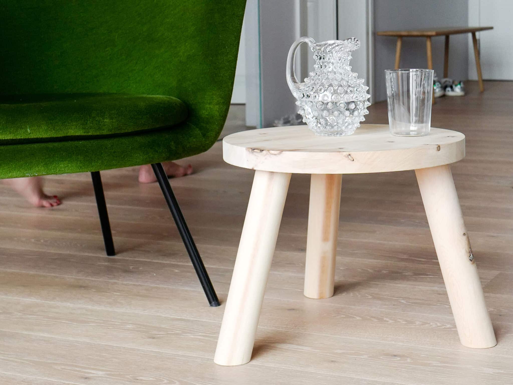 Arve-Beistelltisch-swissmade_2 Schweizer Geschenke Schweizer Produkte Arvenholz Beistelltisch daint swiss made Arvenmoebel